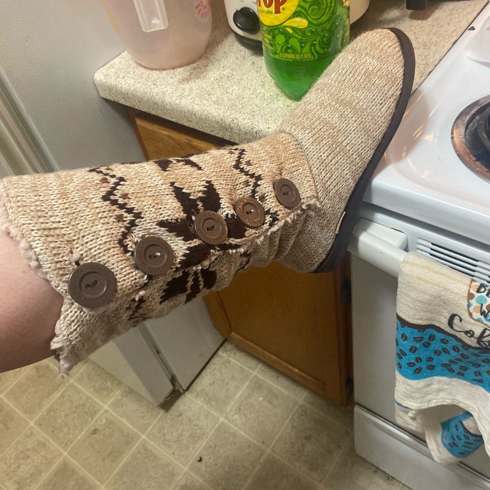 Muk Luks A La Mode Beige And Brown With Five Buttons Each Boots Women’s Size 9